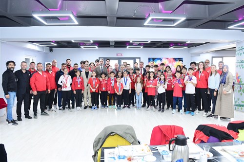 İlçe Kaymakamımız Recep ÖZTÜRK, Başarılı Antrenör ve Sporcularla Bir Araya Geldi.
